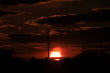 Wroclaw, Polonya, Avrupa yakınlarında Nisan ayının son gününde güzel günbatımı ve bulutlar.