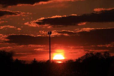 Wroclaw, Polonya, Avrupa yakınlarında Nisan ayının son gününde güzel günbatımı ve bulutlar.