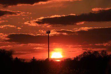 Wroclaw, Polonya, Avrupa yakınlarında Nisan ayının son gününde güzel günbatımı ve bulutlar.