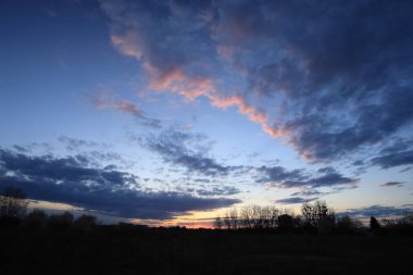 Wroclaw, Polonya, Avrupa yakınlarında Nisan ayının son gününde güzel günbatımı ve bulutlar.