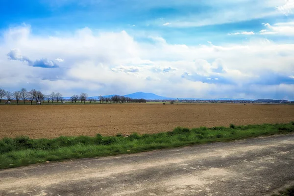 Leere Landstraße Zwischen Feldern Einem Stürmischen Tag Den Letzten Apriltagen — Stockfoto