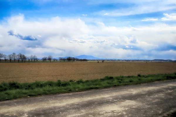 Leere Landstraße Zwischen Feldern Einem Stürmischen Tag Den Letzten Apriltagen — Stockfoto