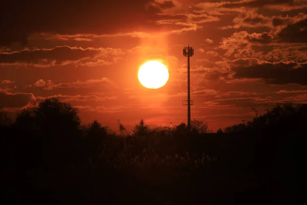 Hermosa Puesta Sol Nubes Último Día Abril Cerca Wroclaw Polonia —  Fotos de Stock