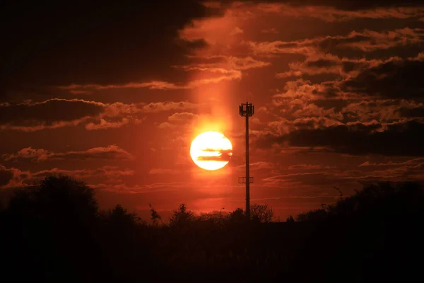 Hermosa Puesta Sol Nubes Último Día Abril Cerca Wroclaw Polonia —  Fotos de Stock