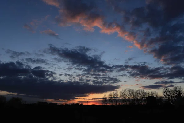 Beau Coucher Soleil Nuages Dernier Jour Avril Près Wroclaw Pologne — Photo