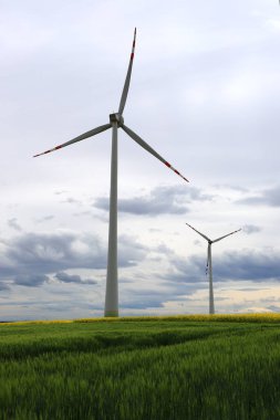 Yel değirmeni sahada. Wroclaw yakınlarındaki Gaj Olawski rüzgar çiftliği, Polonya, Avrupa.