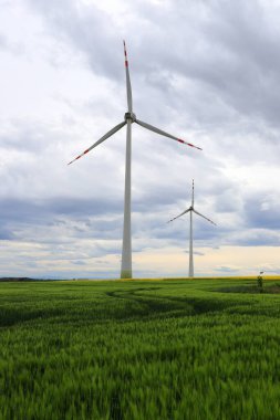 Yel değirmeni sahada. Wroclaw yakınlarındaki Gaj Olawski rüzgar çiftliği, Polonya, Avrupa.