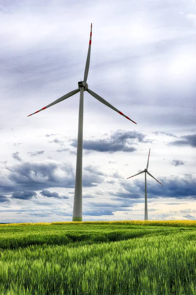 Yel değirmeni sahada. Wroclaw yakınlarındaki Gaj Olawski rüzgar çiftliği, Polonya, Avrupa.