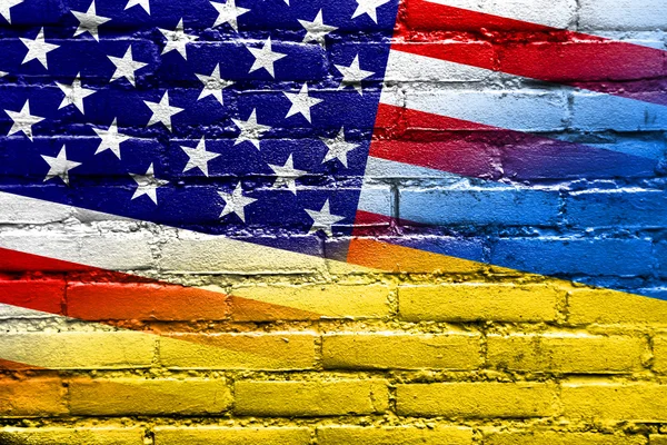 レンガの壁に描かれたウクライナ、アメリカ合衆国の旗 — ストック写真
