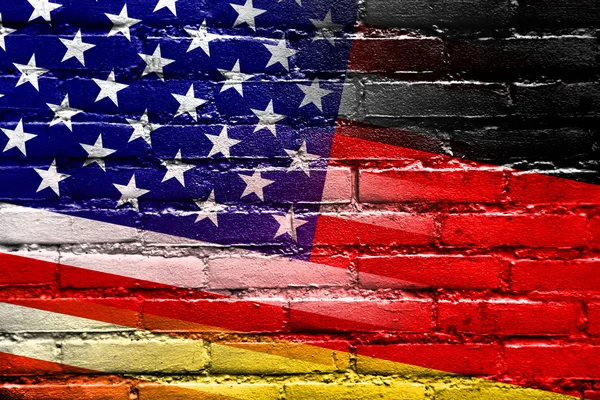 USA et Allemagne Drapeau peint sur un mur de briques — Photo