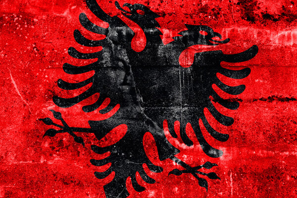 Флаг Албании нарисован на гранж-стене

