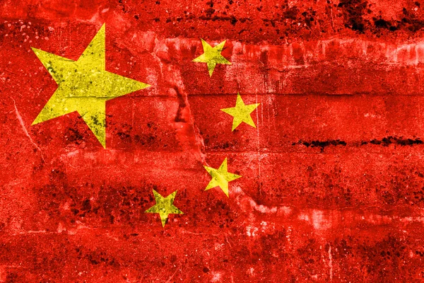 Китайский флаг, нарисованный на гранж-стене — стоковое фото