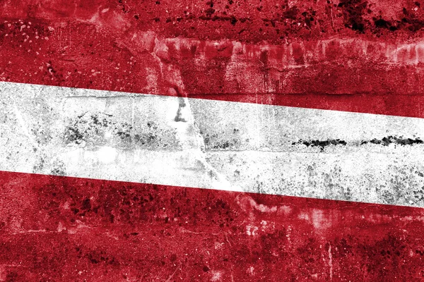 Letónia Bandeira pintada na parede do grunge — Fotografia de Stock