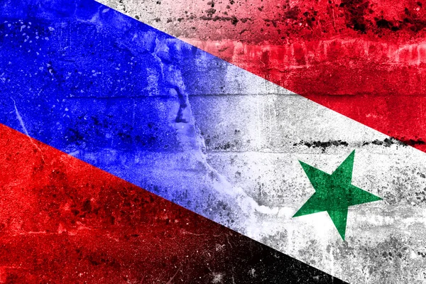 Ryssland och Syrien flagga målade på grunge vägg — Stockfoto