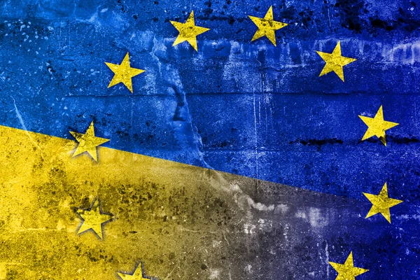 Flaga Ukrainy i UE namalowane na ścianie grunge — Zdjęcie stockowe