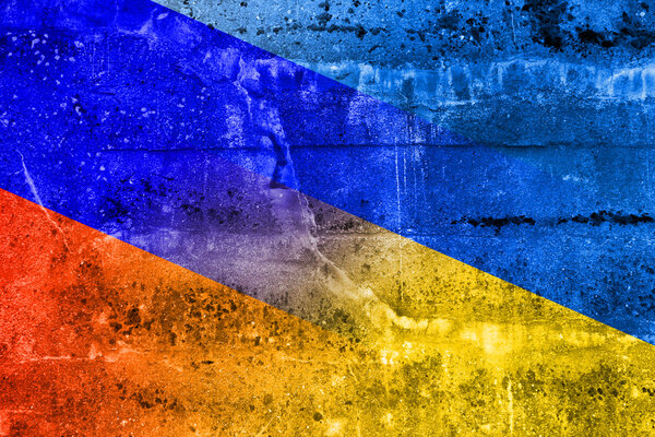 Флаг Украины и России раскрашен на гранж-стене

