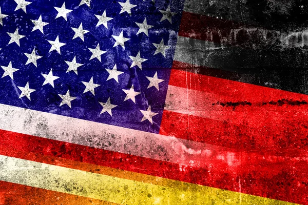 Bandera de Estados Unidos y Alemania pintada en pared grunge — Foto de Stock