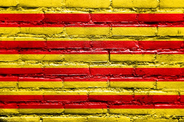 Флаг Каталонии, расписанный на кирпичной стене — стоковое фото