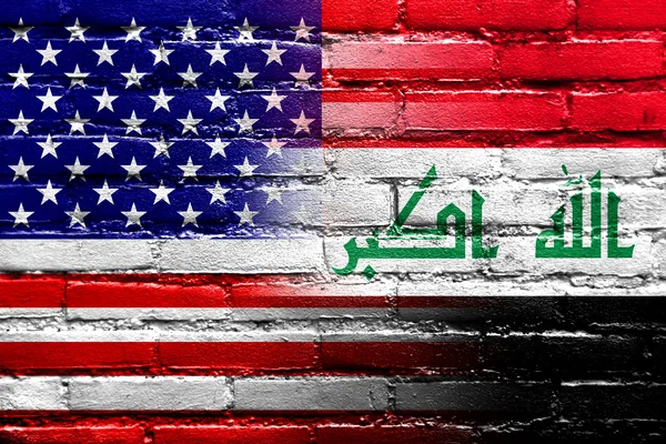 Iraque e EUA Bandeira pintada na parede de tijolos — Fotografia de Stock