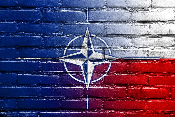 Nato- und Polenfahne auf Ziegelwand gemalt — Stockfoto