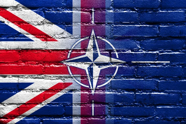 Bendera Nato dan Inggris dicat di dinding bata — Stok Foto