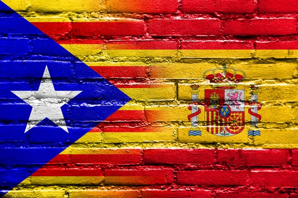 レンガの壁に描かれたスペインおよび独立したカタロニアの旗 — ストック写真