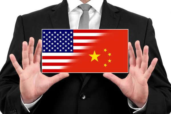 Empresário segurando um cartão de visita com EUA e China Bandeira — Fotografia de Stock