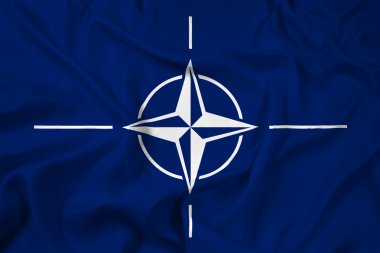 NATO bayrağı sallayarak