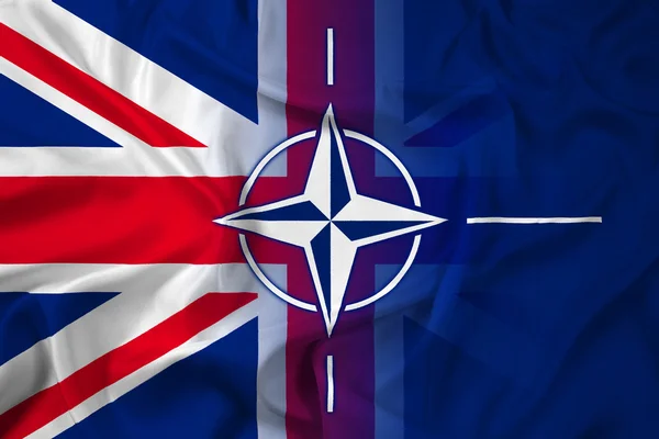 Agitant l'OTAN et le drapeau britannique — Photo