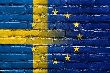tuğla duvara boyalı İsveç ve Avrupa Birliği bayrağı