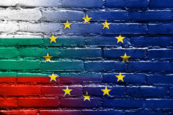 Bulgaristan ve Avrupa Birliği bayrağı tuğla duvara boyalı — Stok fotoğraf