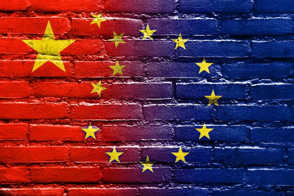 Çin ve Avrupa Birliği bayrağı tuğla duvara boyalı — Stok fotoğraf