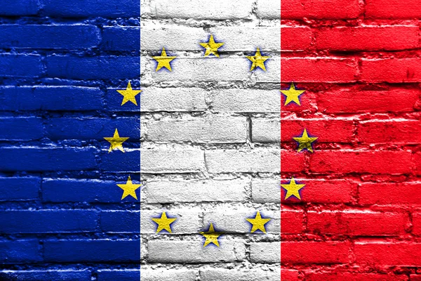 Bandera de Francia y de la Unión Europea pintada sobre pared de ladrillo — Foto de Stock