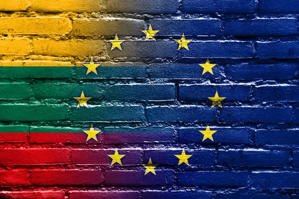 レンガの壁に描かれたリトアニアおよび欧州連合の旗 — ストック写真