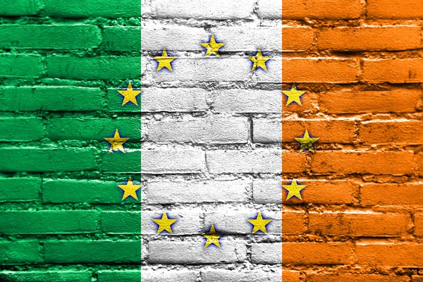 Irlanda e União Europeia Bandeira pintada na parede de tijolos — Fotografia de Stock