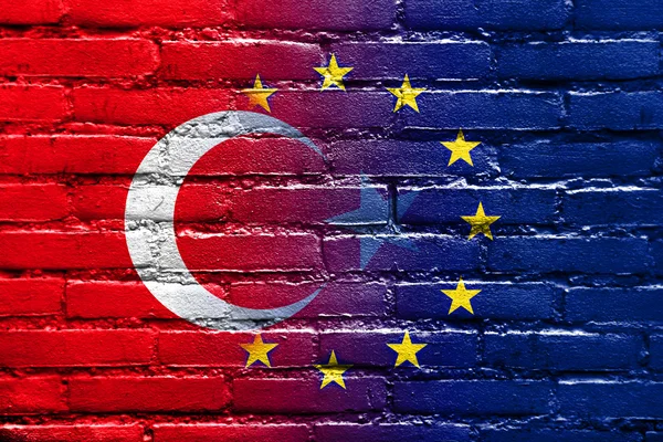 Turquia e União Europeia Bandeira pintada na parede de tijolos — Fotografia de Stock