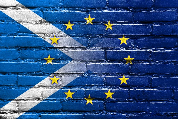 レンガの壁に描かれたスコットランドそして欧州連合の旗 — ストック写真
