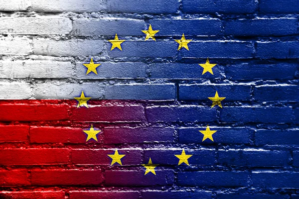 Флаг Польши и Европейского Союза раскрашен на кирпичной стене — стоковое фото