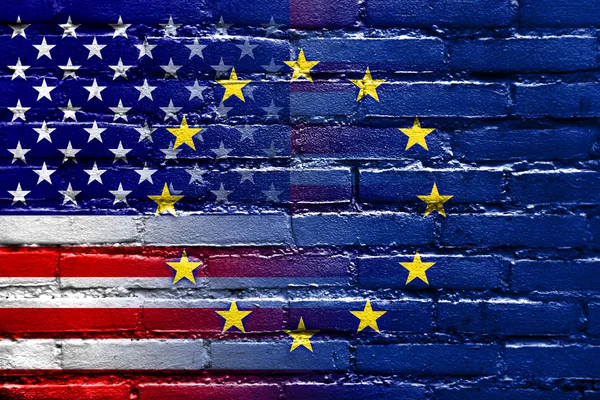 Bandera de los Estados Unidos y de la Unión Europea pintada sobre pared de ladrillo — Foto de Stock