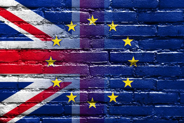 Bandera del Reino Unido y de la Unión Europea pintada en la pared de ladrillo — Foto de Stock