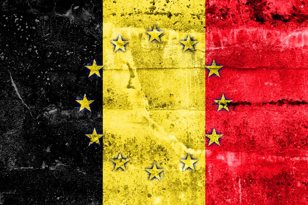 Флаг Бельгии и Европейского Союза раскрашен на гранж-стене — стоковое фото