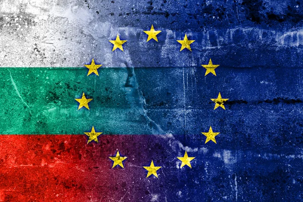Bandera de Bulgaria y la Unión Europea pintada en la pared grunge — Foto de Stock