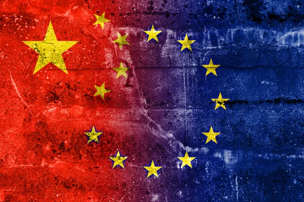 Bandera de China y la Unión Europea pintada en la pared grunge — Foto de Stock