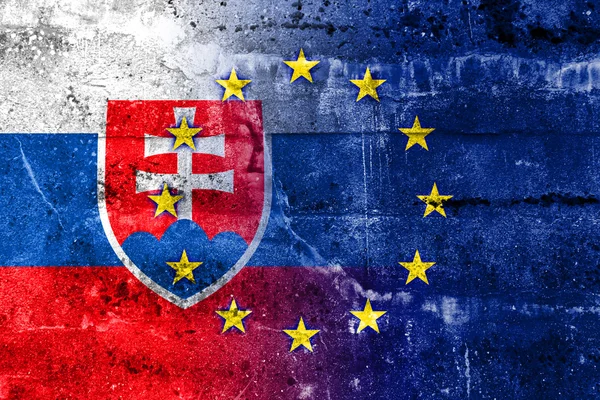 Slowakische und europäische Gewerkschaftsfahne auf Grunge-Wand gemalt — Stockfoto