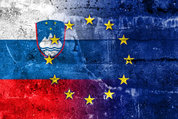Флаг Словении и Европейского Союза раскрашен на гранж-стене — стоковое фото