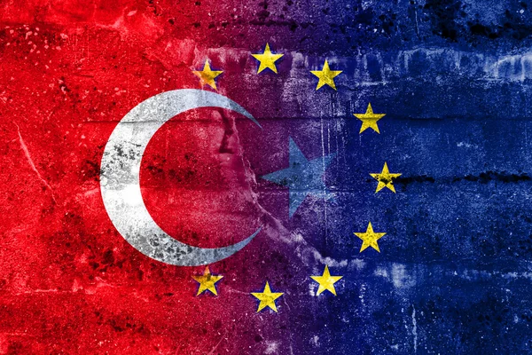 Bandera de Turquía y la Unión Europea pintada en la pared grunge — Foto de Stock