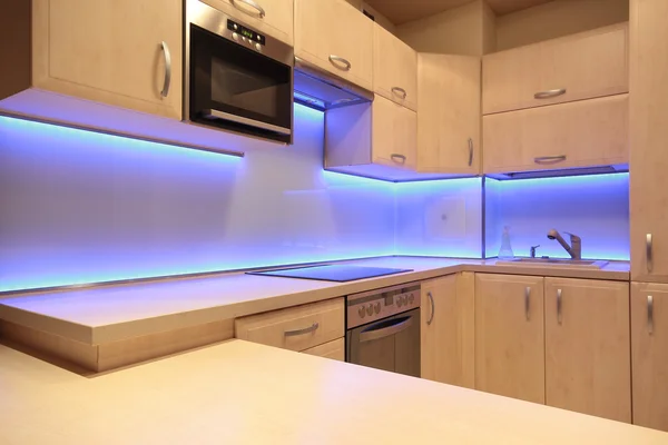 Cozinha moderna de luxo com iluminação led roxa — Fotografia de Stock