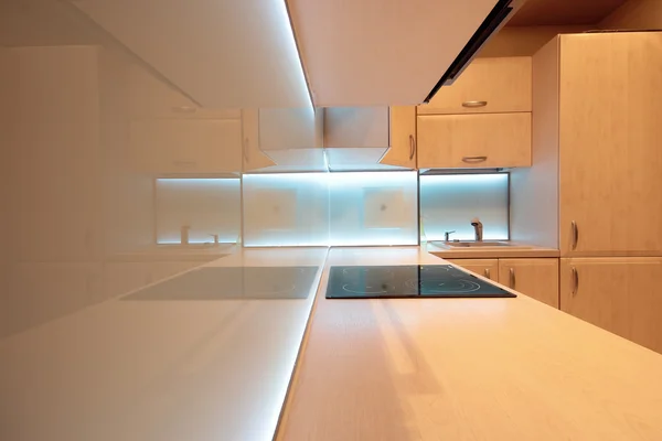 Cuisine de luxe moderne avec éclairage LED blanc — Photo