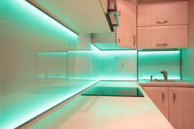 Yeşil led aydınlatma ile modern lüks mutfak