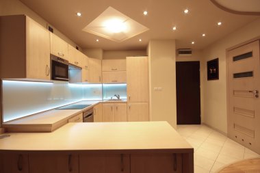 Beyaz led aydınlatma ile modern lüks mutfak